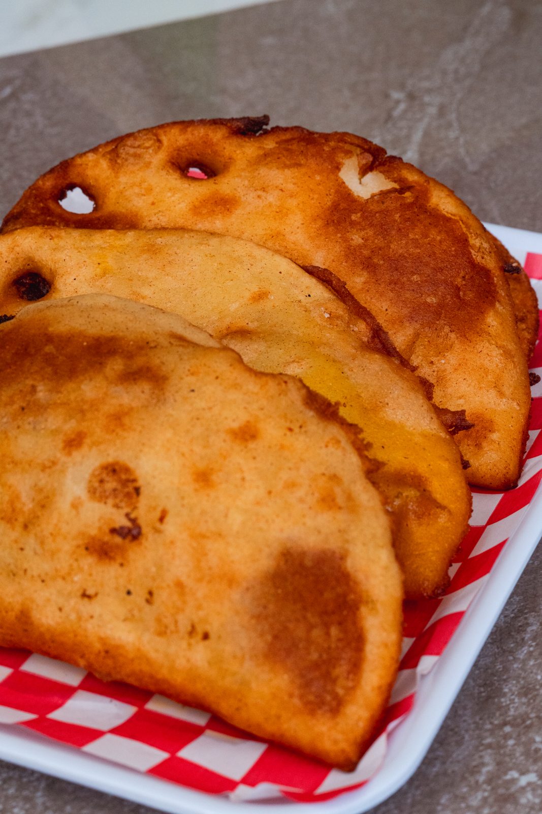 Empanadas recién fritas en bandeja