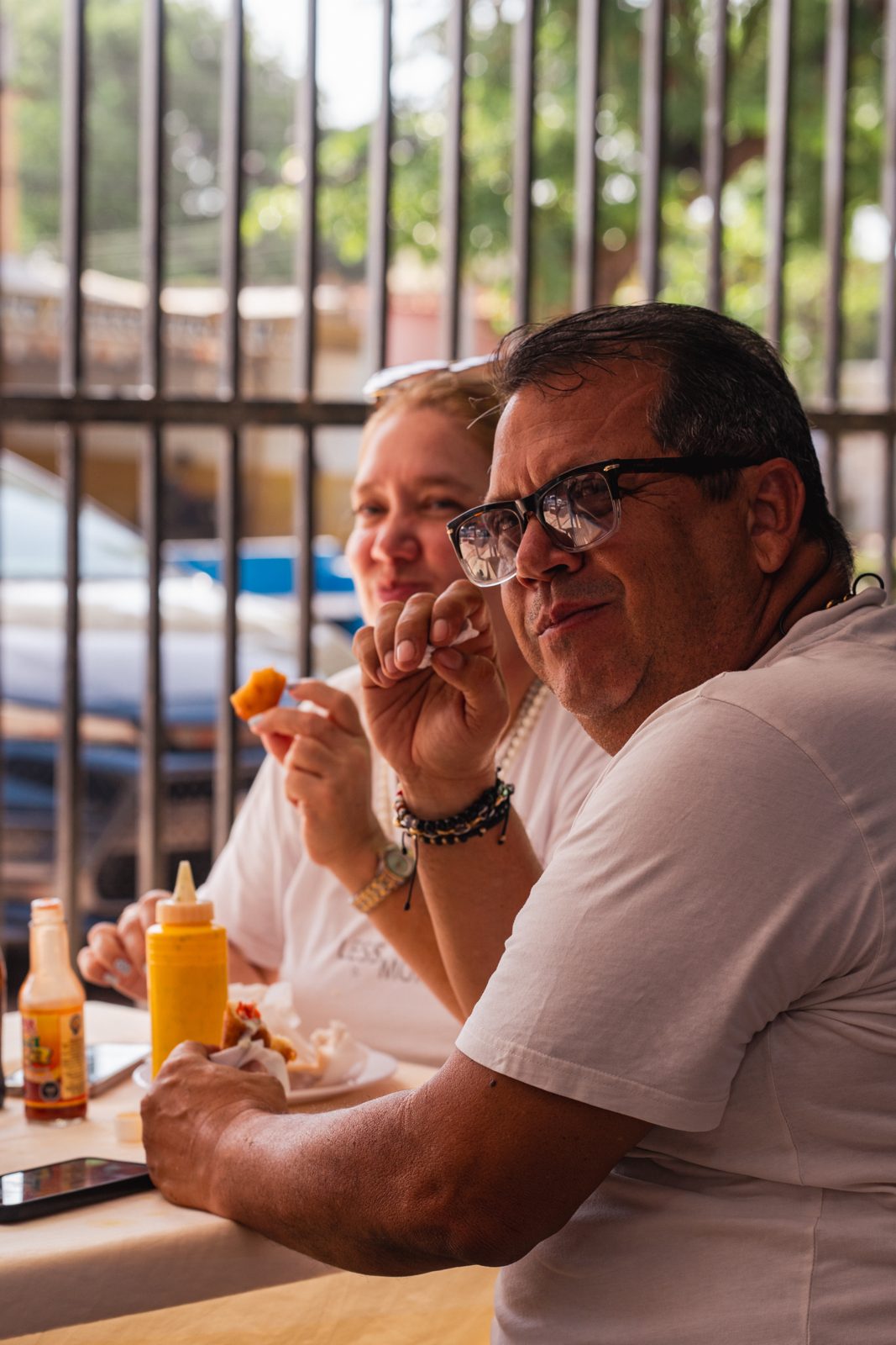 Clientes desayunando en el local