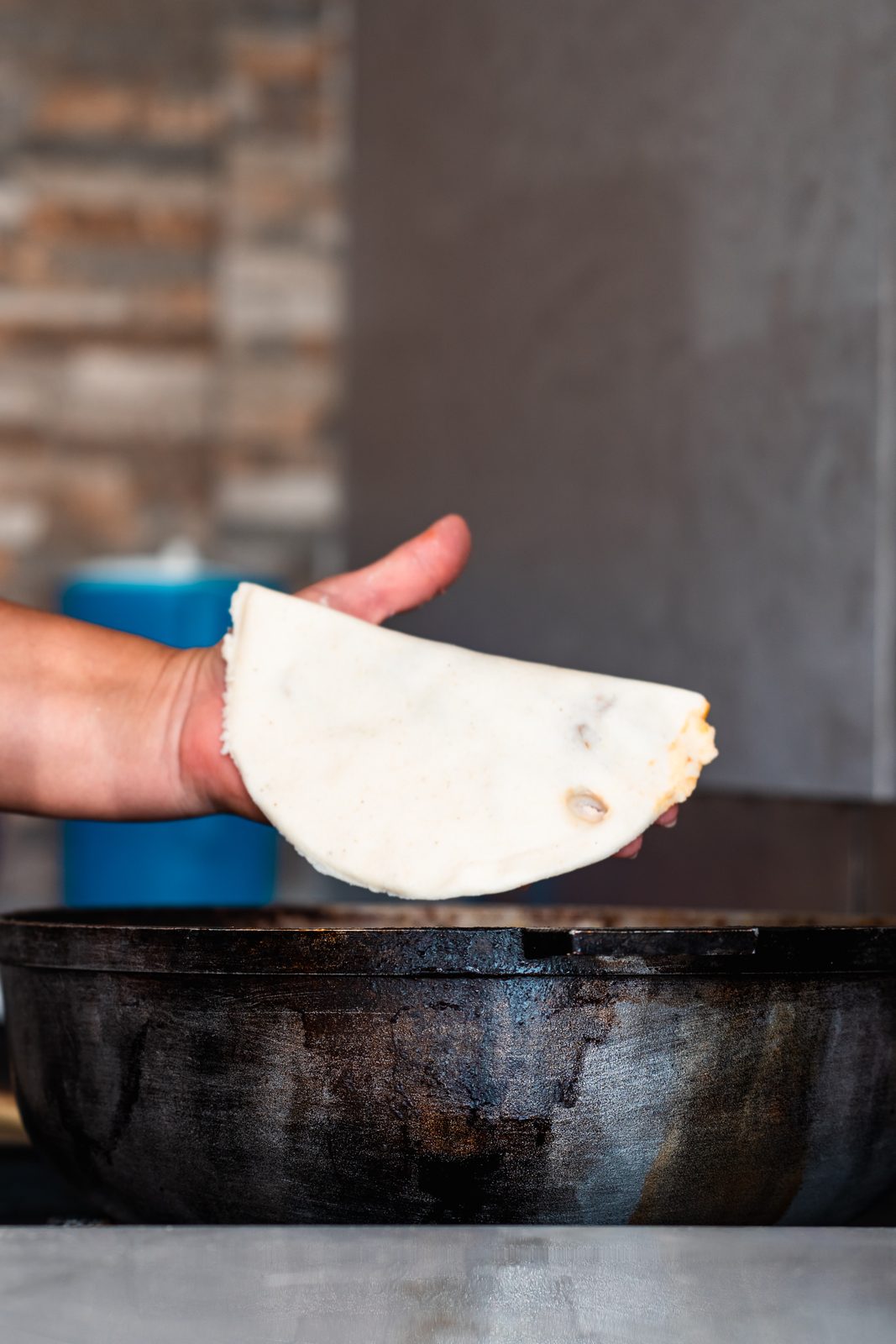 Arepa en el budare, hecha a mano al momento